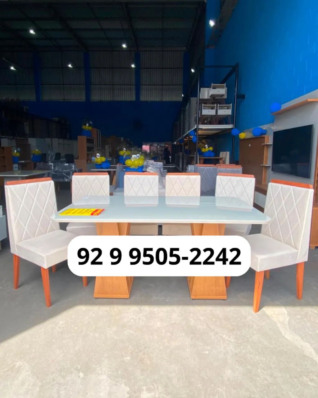 Conjunto de Mesa de Jantar com 6 Cadeiras - R$ 2.500