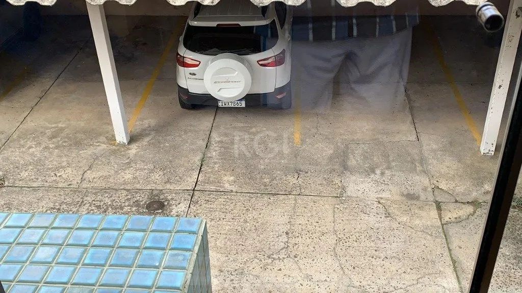 Apto. com 2 dormitórios, amplo living para 2 ambientes com sacada integrada, banheiro soci - Foto 5