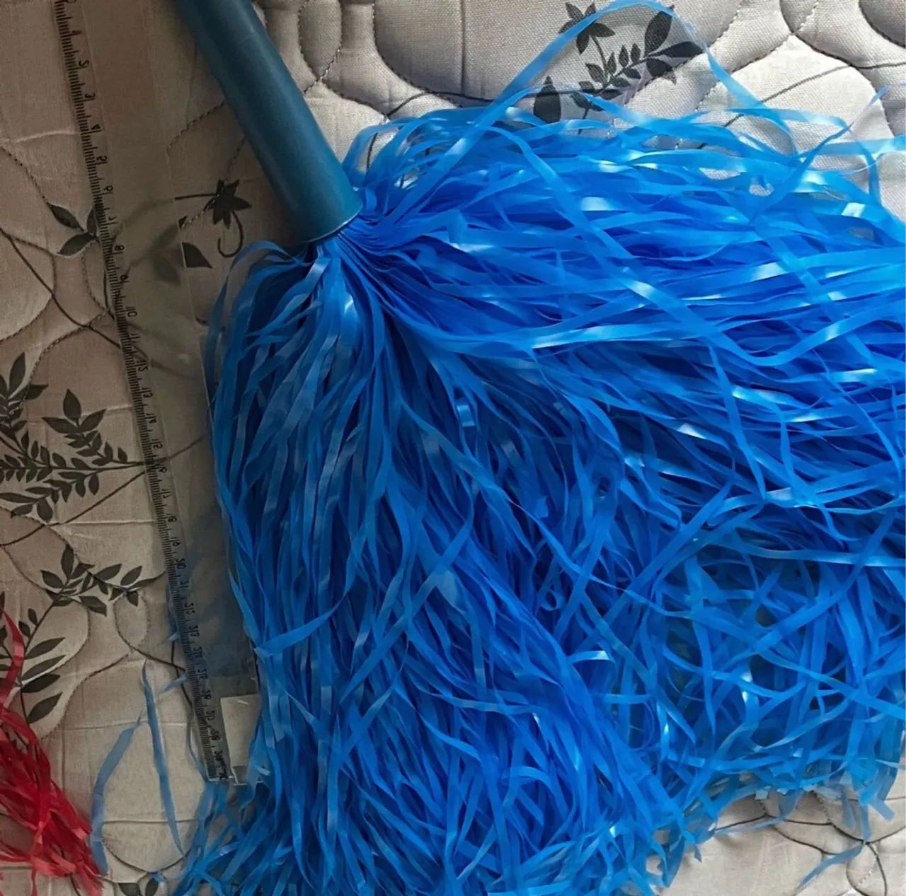 2 pompom grandes vermelho e azul  - Foto 4