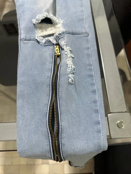 Calça Jeans Masculina fashion slim feet com ziper na perna Azul Claro tamanho 40