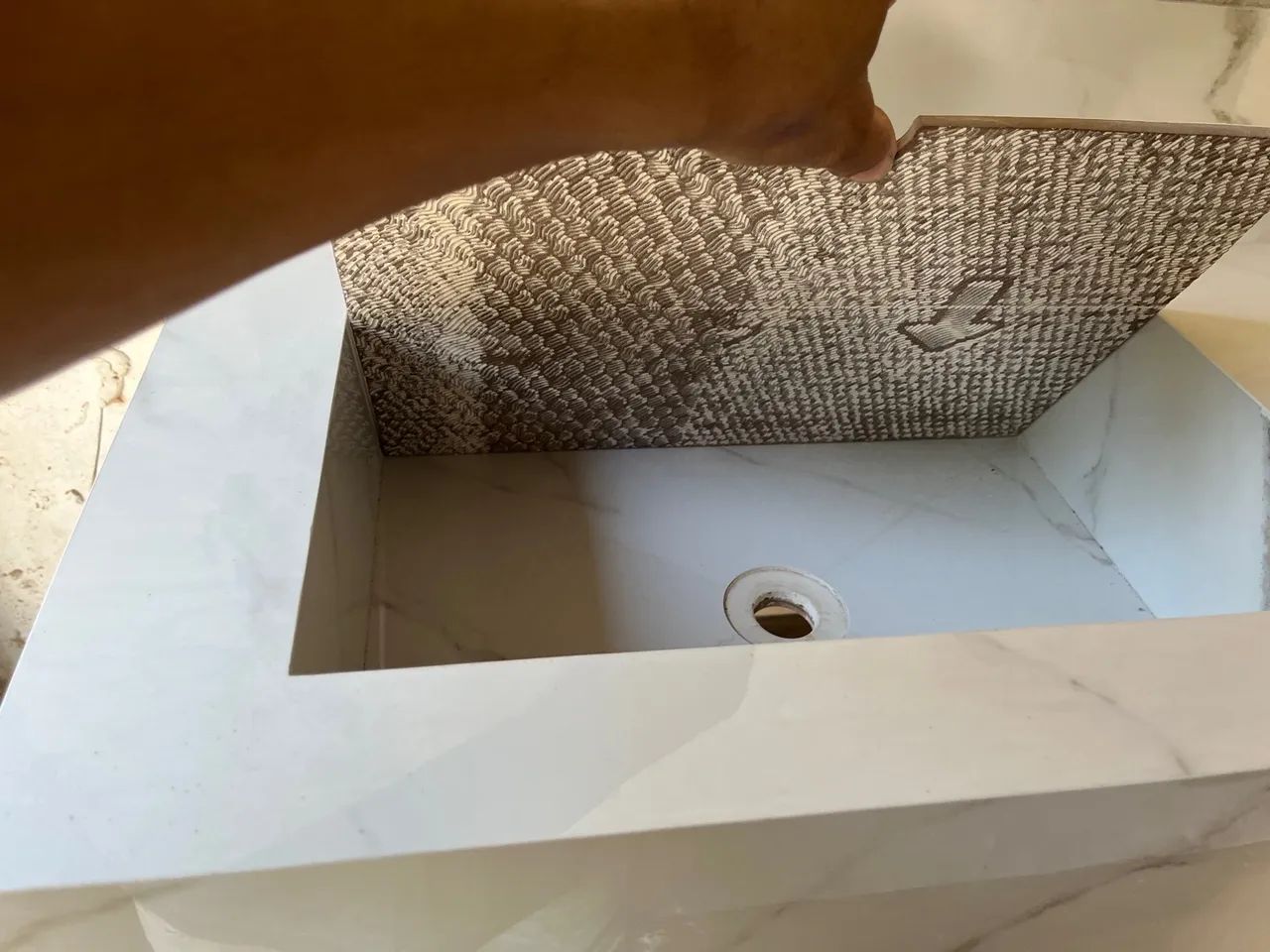 Lavatório esculpido em porcelanato - Foto 4