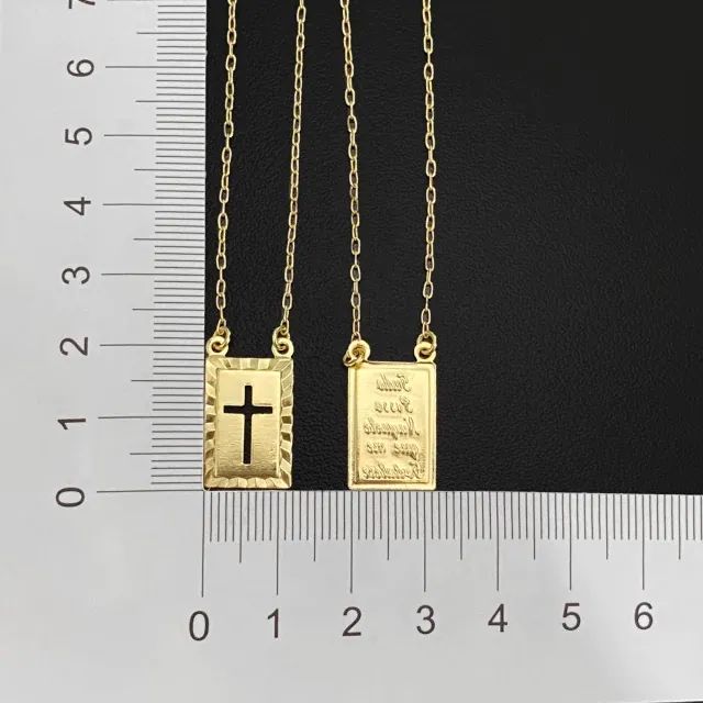 Escapulário Versículo c/ Cruz Vazada | Camadas em ouro - Foto 2
