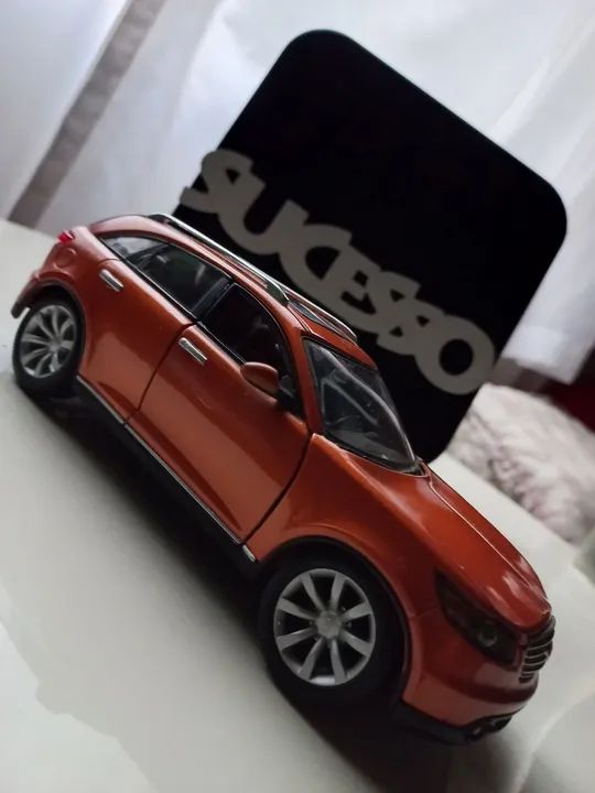 Carrinho de metal da maisto 1:24 2005 Infinity FX45