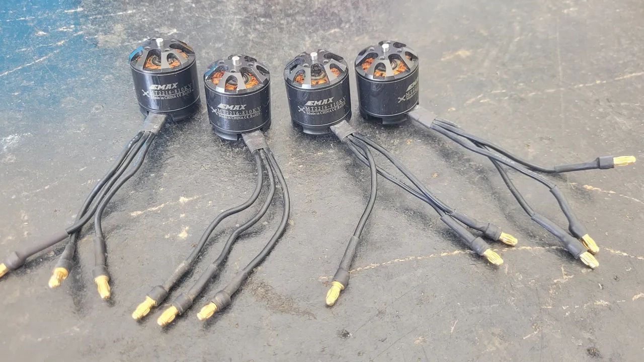 Motor drone EMAX 810kv 3s