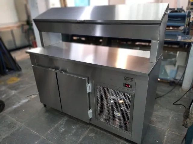 Condimentadora com pista elevada refrigerada.