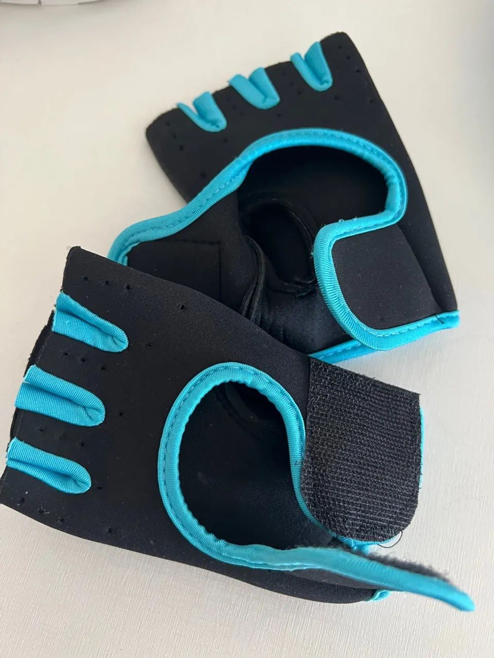 Luvas de Neoprene com Design Moderno - Nova sem uso  - Foto 5