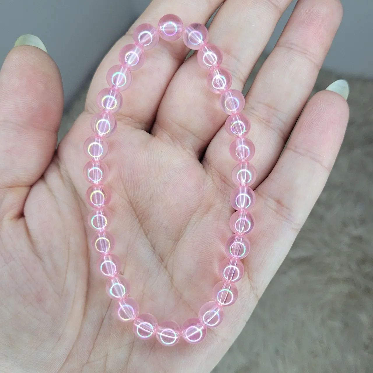 Kit 4 pulseiras de esferas peroladas transparente: vermelha, lilás, rosa e azul - Foto 4