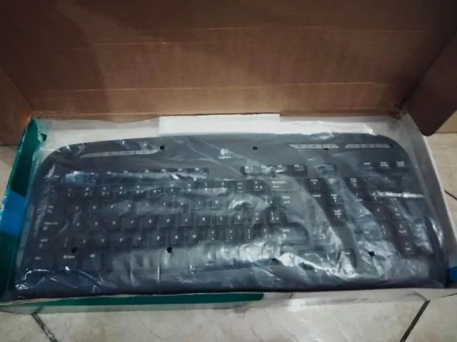 Teclado logitech + Mouse e adapator sem fio na caixa - Foto 2