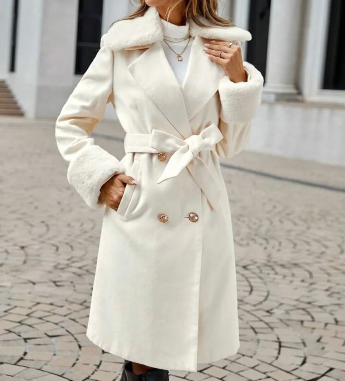 Casaco Feminino Elegante com Detalhes em Pelúcia NUNCA USADO
