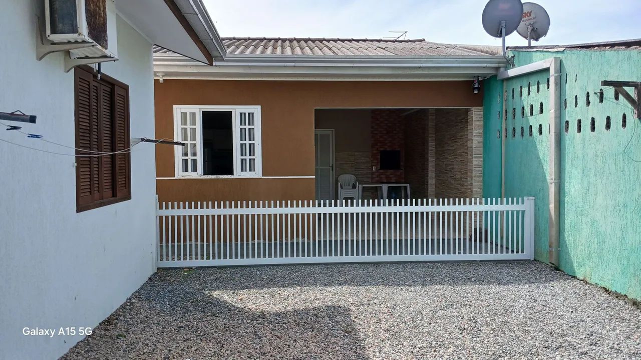 Casa em Guaratuba, 2 quartos, ar condicionado, 8 pessoas, prox morro do cristo.