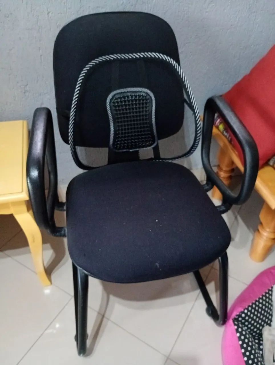 Office chair with armrests and no casters