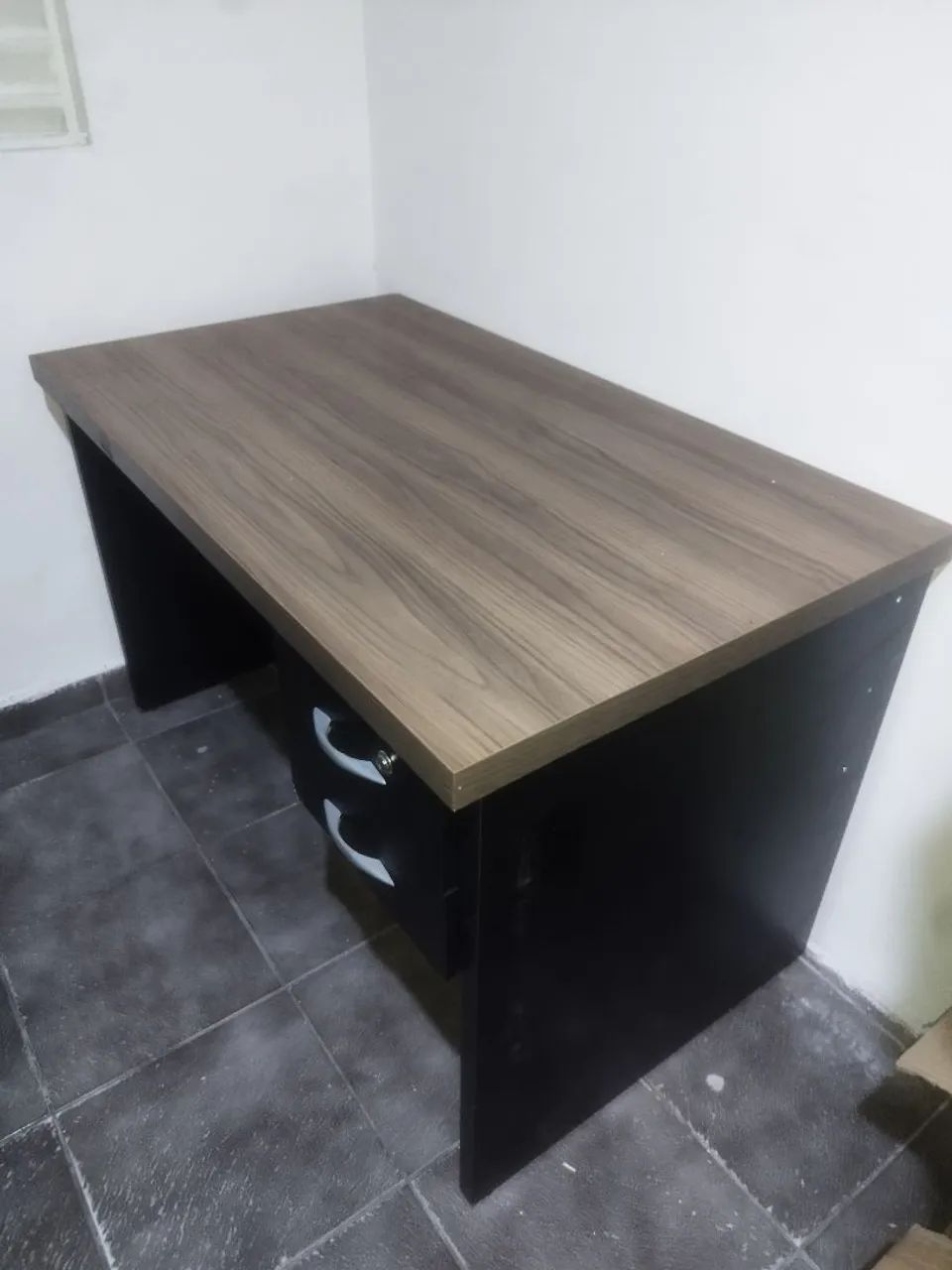 Escrivaninha moderna com gavetas