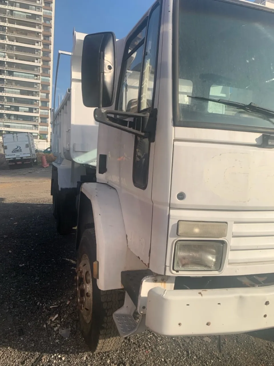 Caminhão basculante Ford Cargo 1998 2422 traçado 