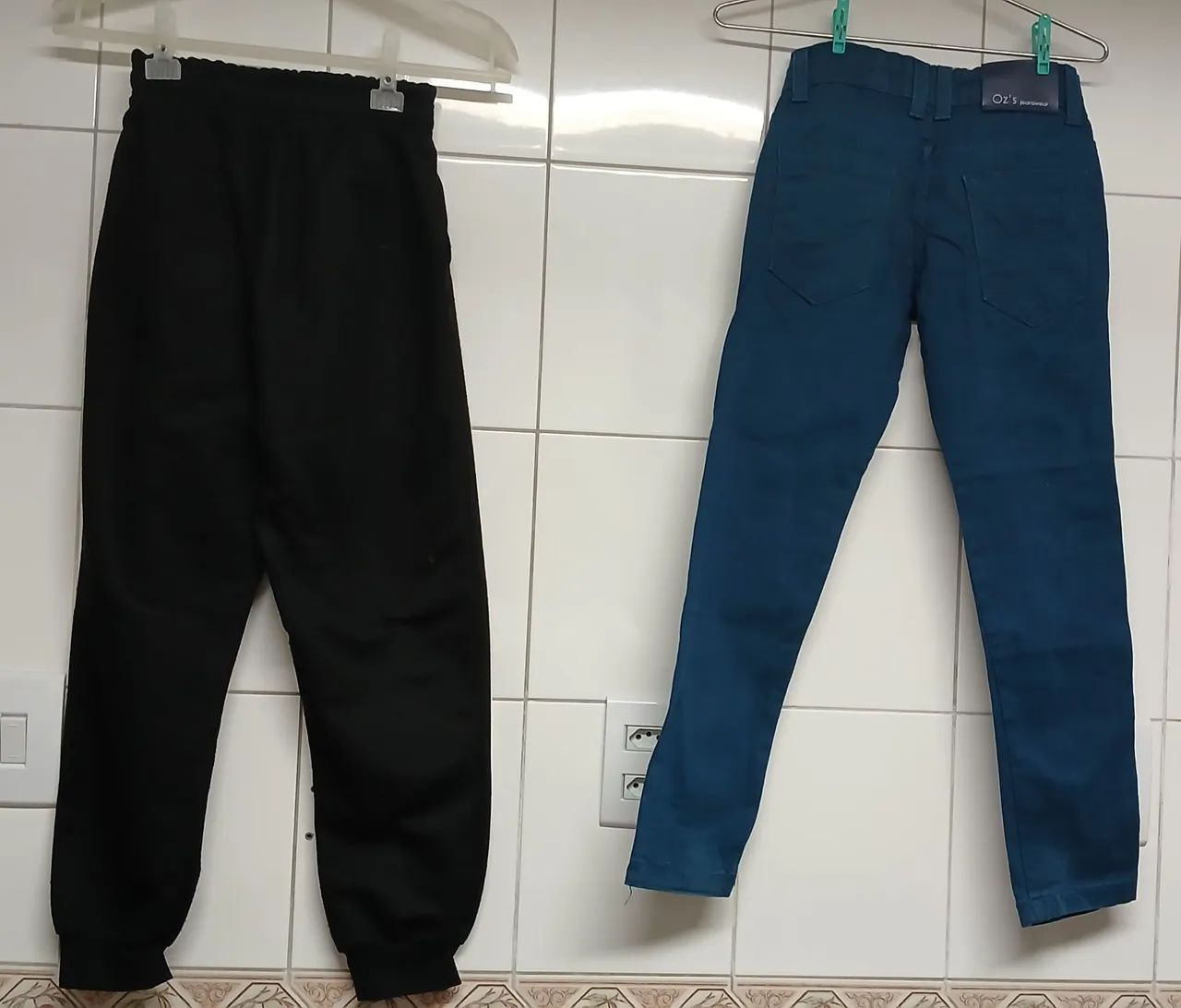 Kit 2 Calças Azul Jeans e Preta Moletom Infantil Tam. 8 e 12<br> - Foto 2