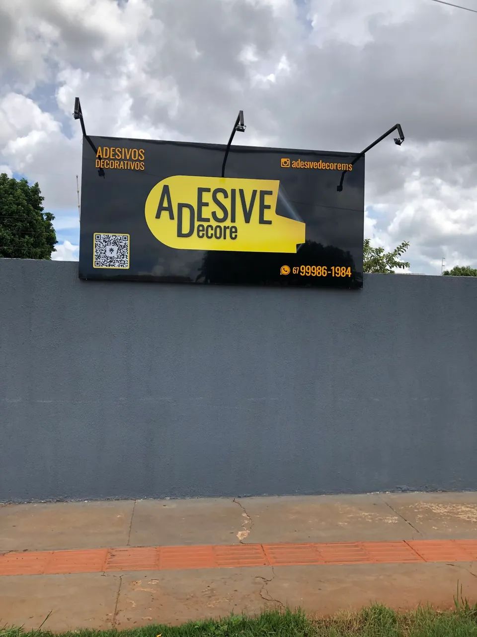 Vendo painel ACM já instalado no local com arte nova e iluminação 