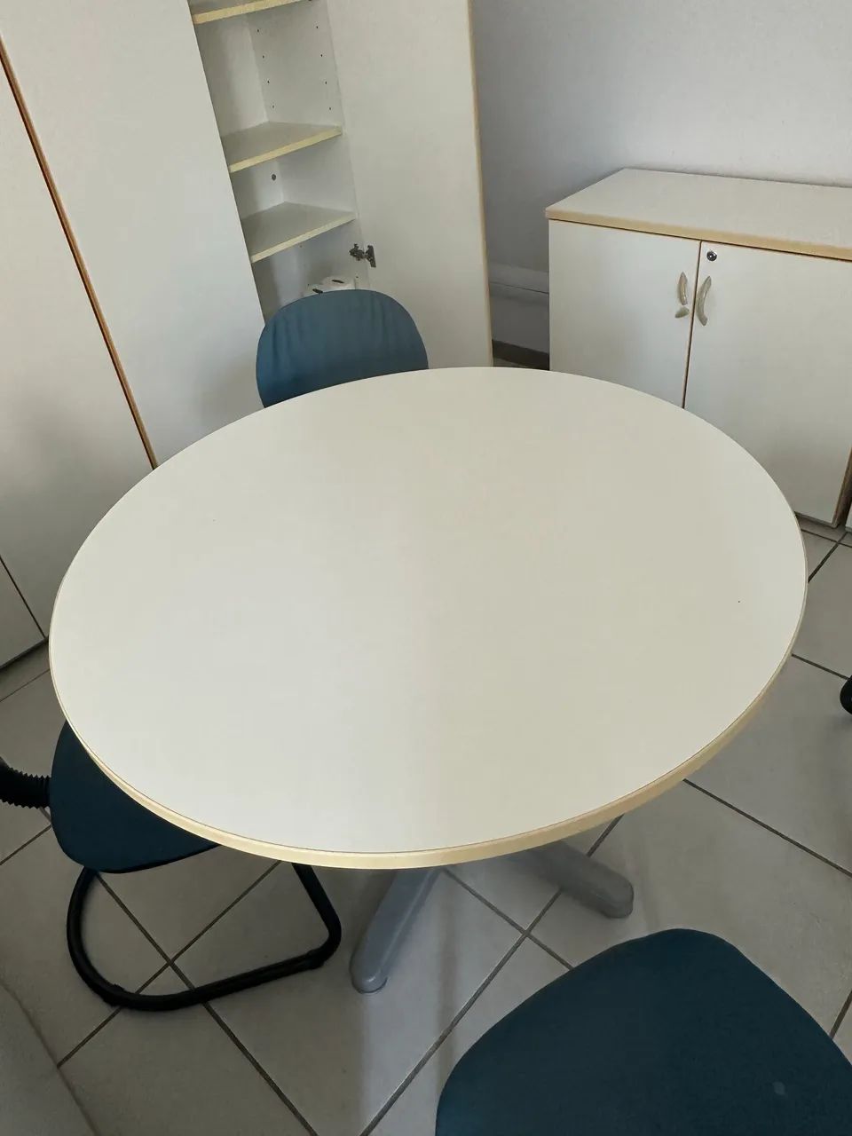 Mesa em fórmica  branca 1 metro de diâmetro  - Foto 5