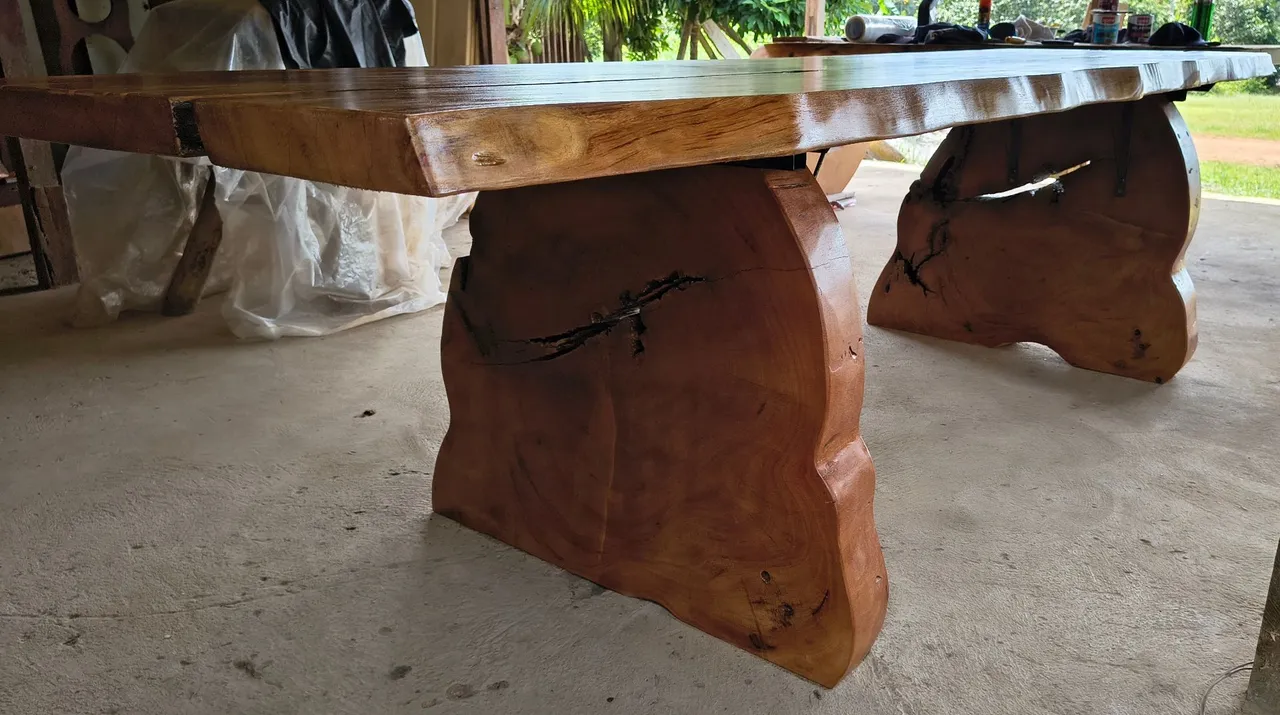 Mesa de madeira maciça rústica