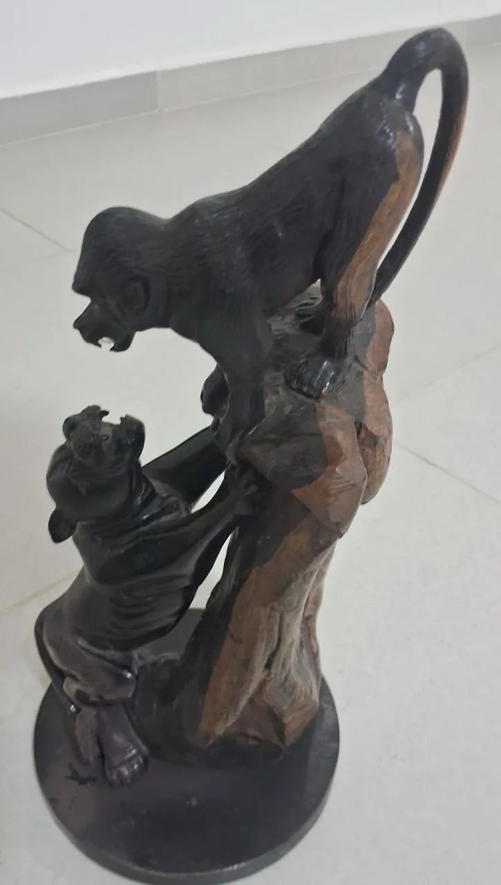 Escultura de madeira ébano africano - macaco e pantera