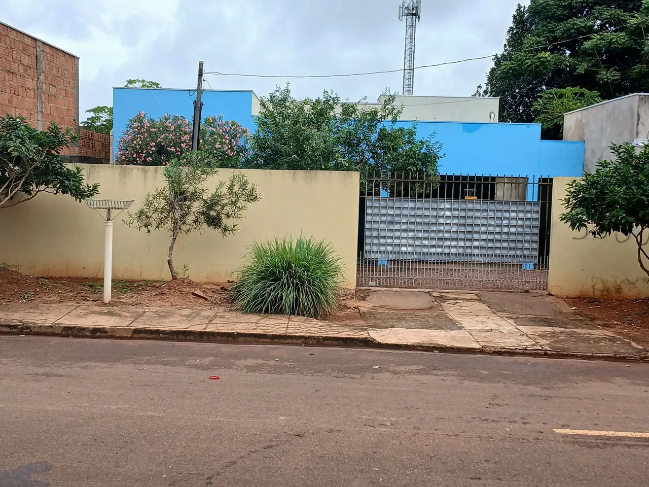 Vende-se uma casa, quitada e escriturada, bairro Jardim Tancredo Neves- Rondonopolis-MT