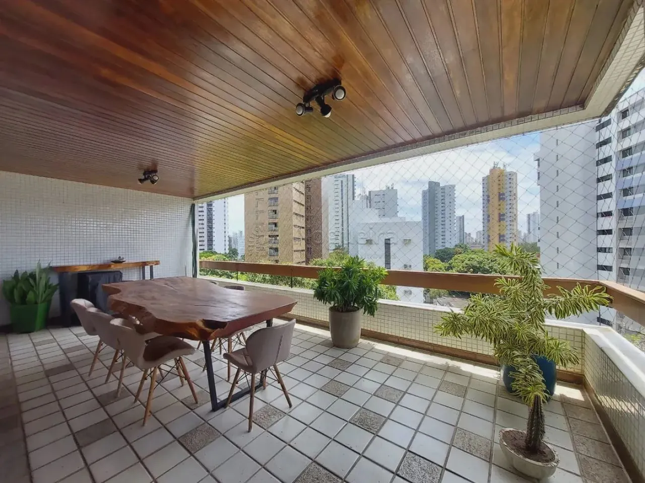 Apartamento a venda possui 366 metros quadrados com 4 quartos em Santana - Recife - PE