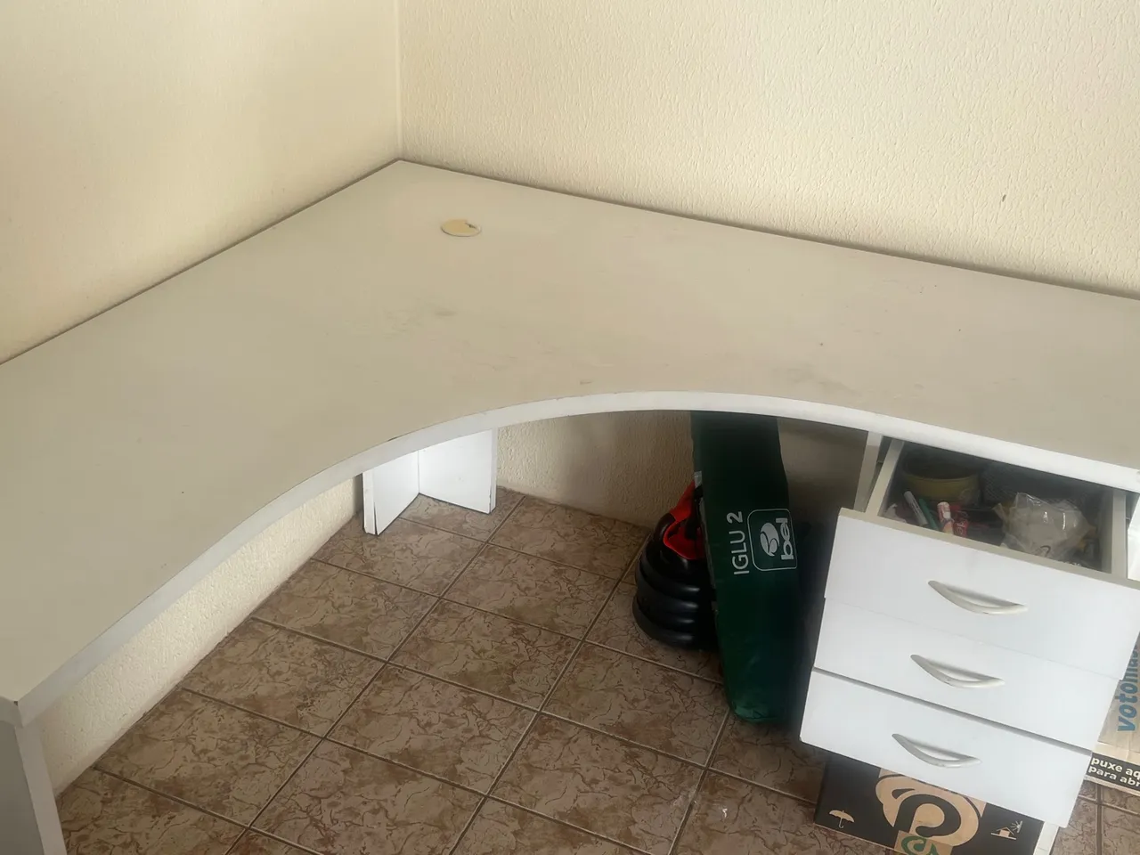 Mesa em L branca para escritório