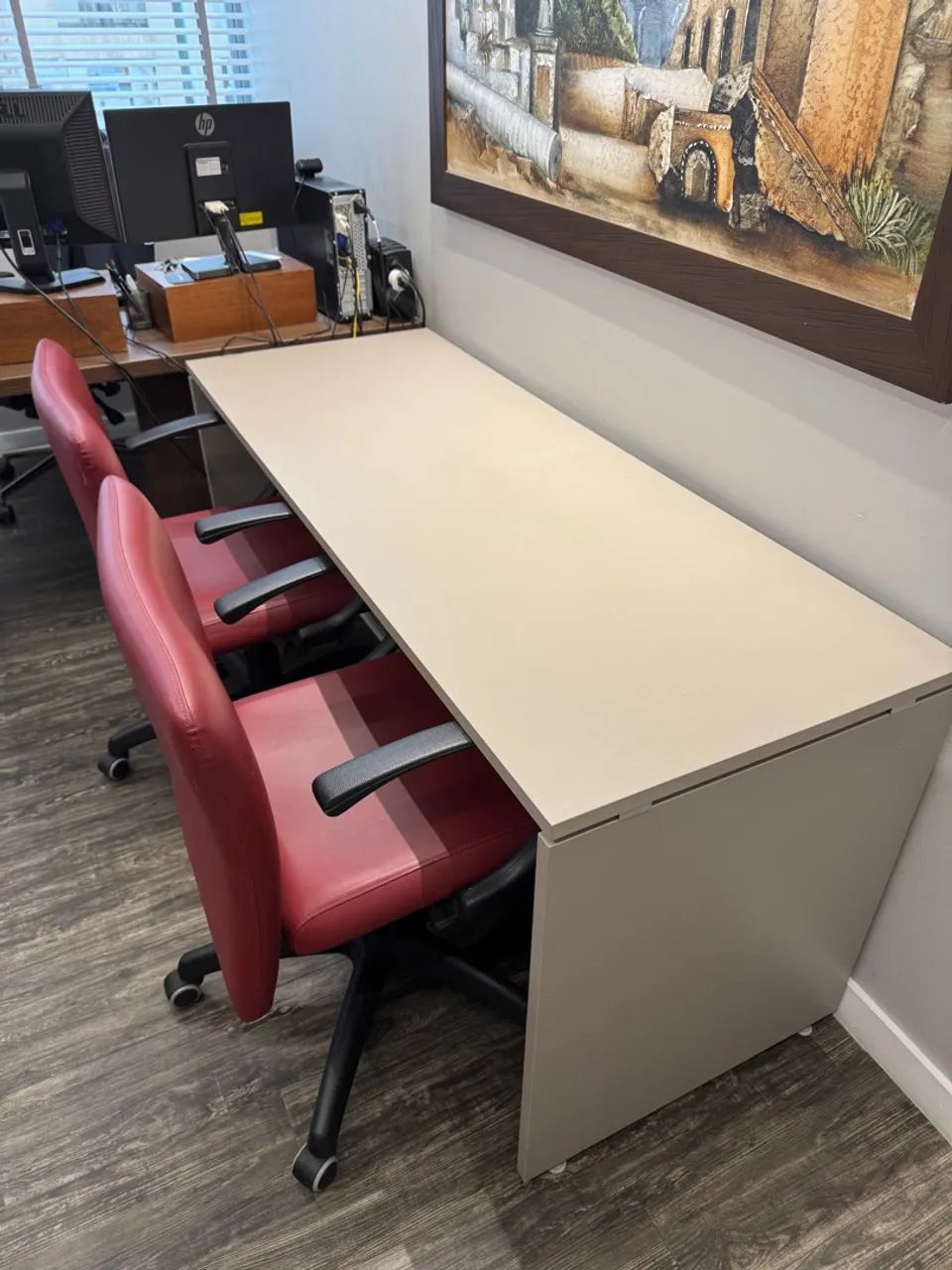 Mesa de Escritório com Cadeiras de Brinde - Moderna e Funcional