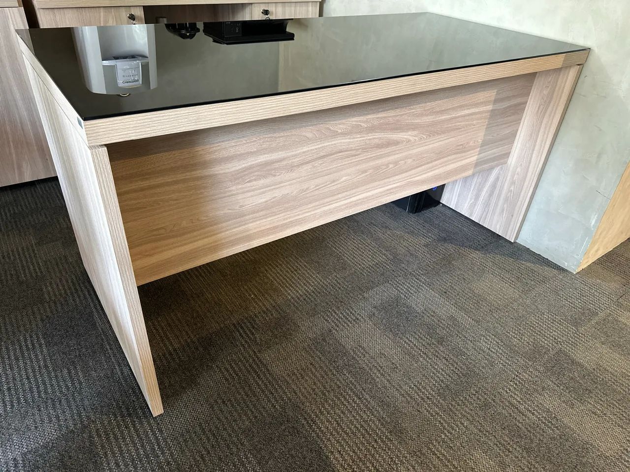 MESA PARA ESCRITORIO COM TAMPO DE VIDRO 1.50x0.70 - LOJA IKONMIX