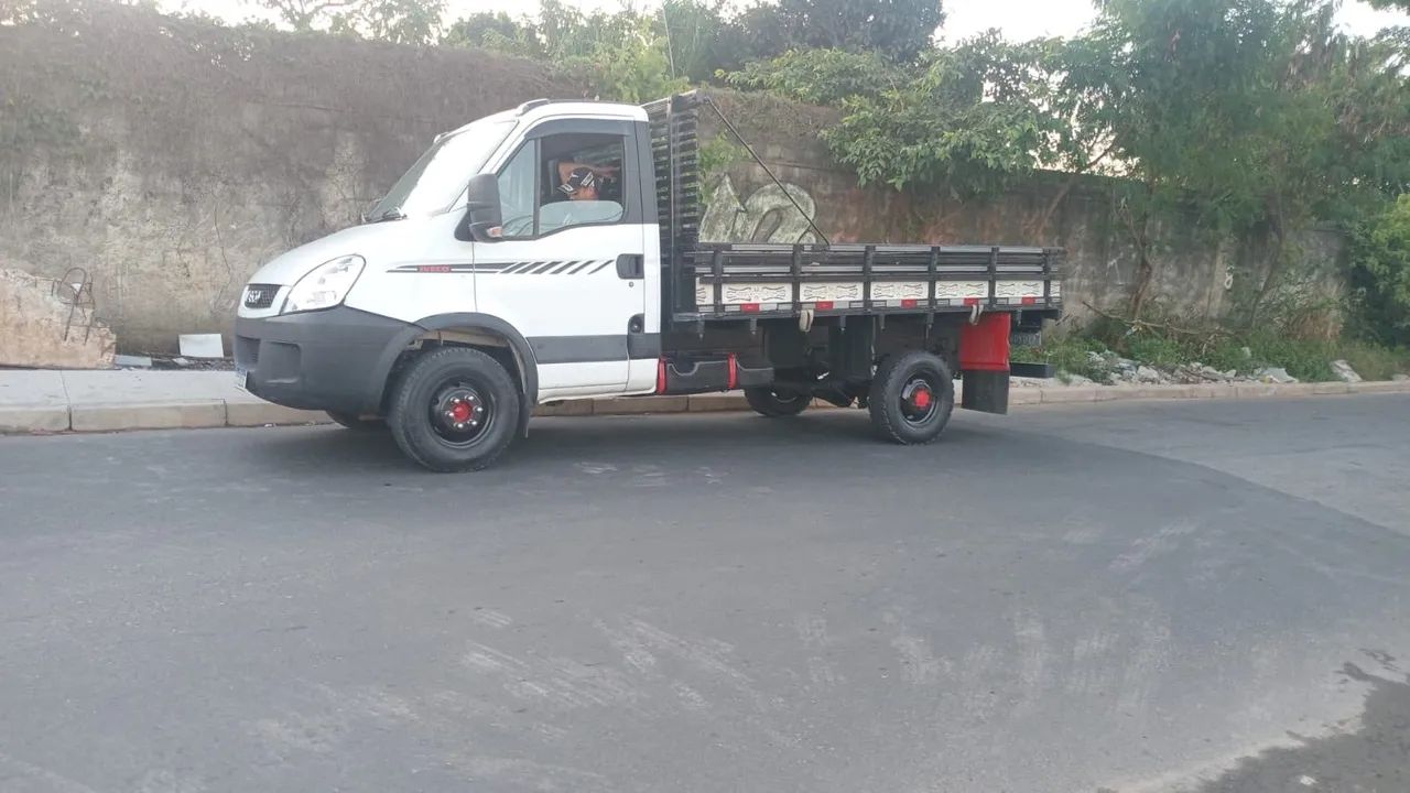 Iveco 35 s 14. Camionete carroceria ano.  2012. Mod. 2013.  - Foto 3