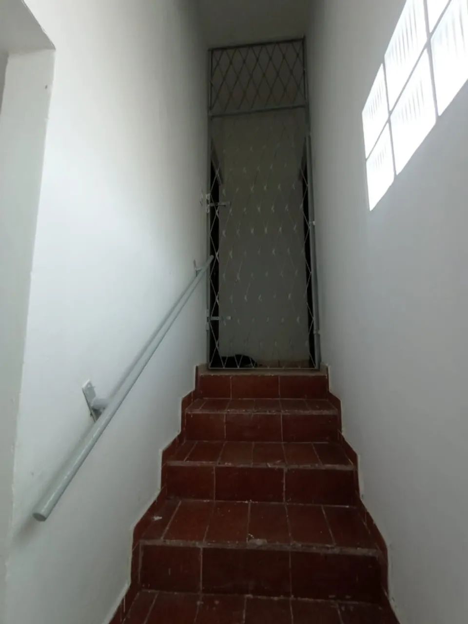 Casa Espaçosa no Centro com Garagem e Terraços! - Foto 5