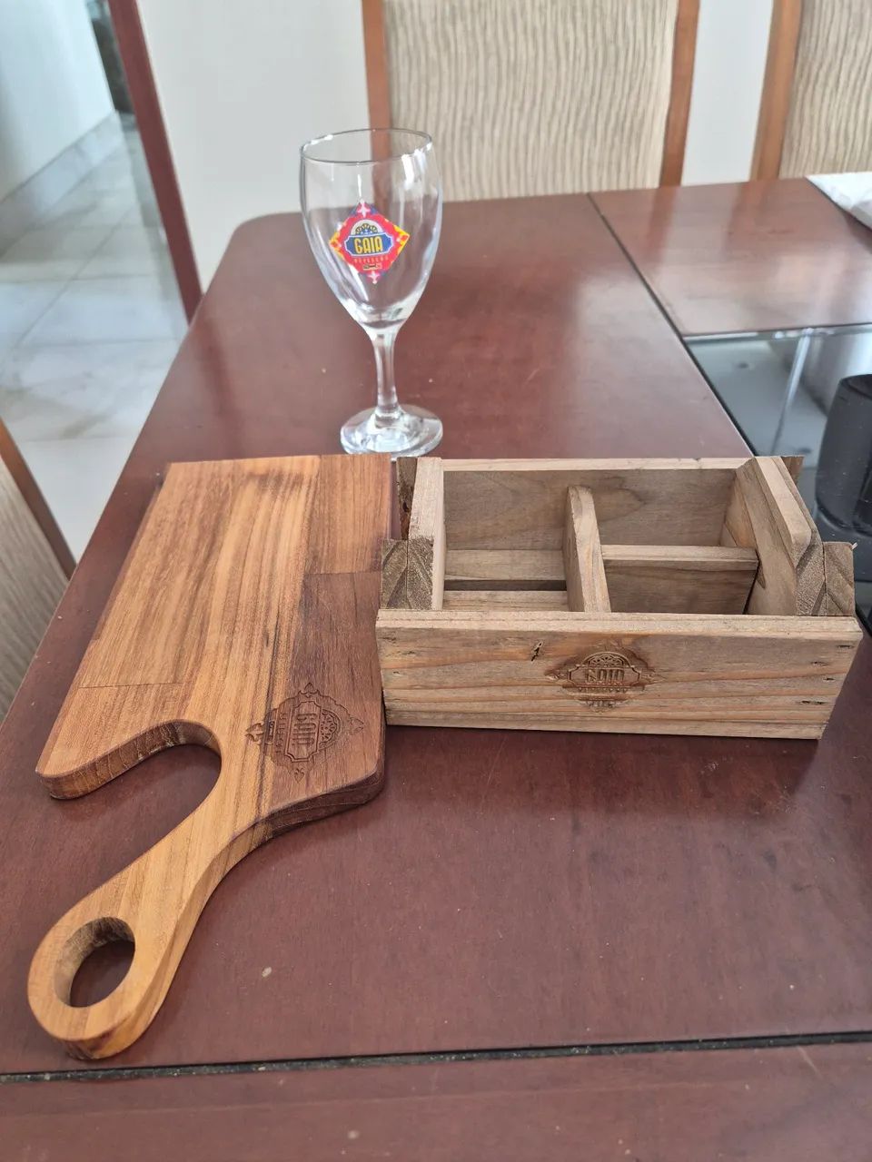 kit tábuas, caixotes organizadores/mesa em madeira e taças. Novos e com logo.