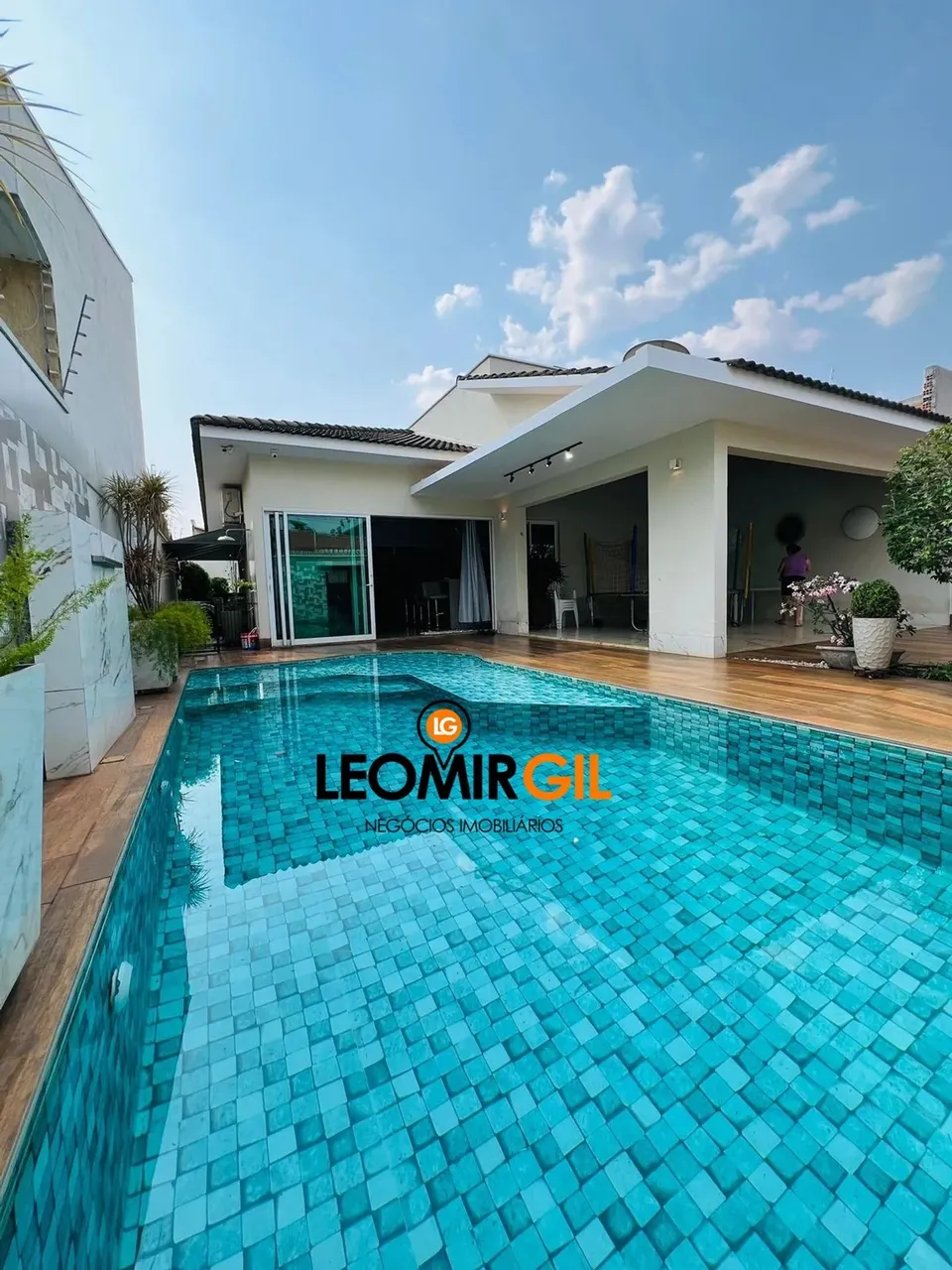 Casa alto padrão. Próxima a da Praça dos Girassóis -