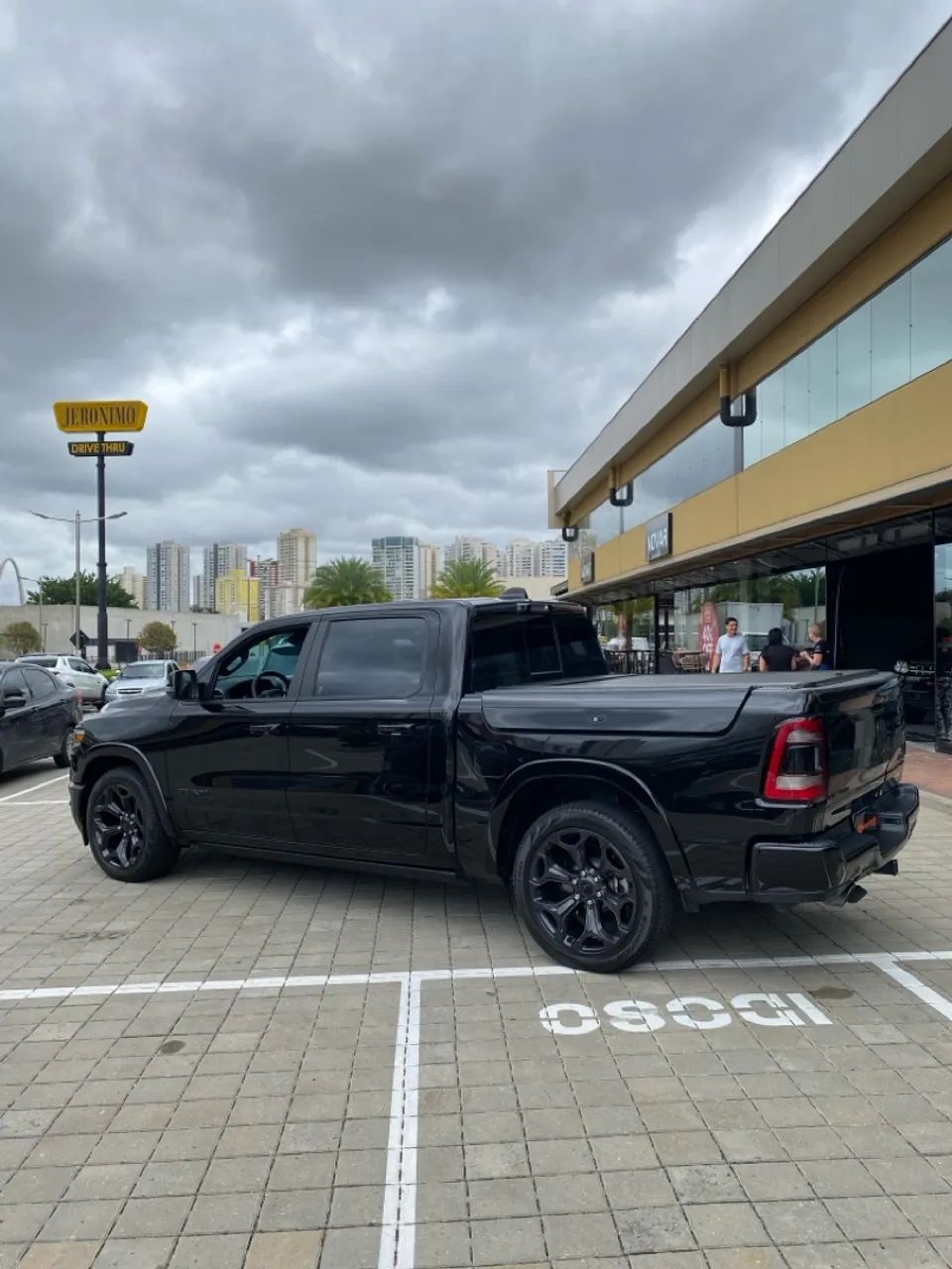 RAM 1500 5.7 4x4 Night Edition Automático  - Foto 5