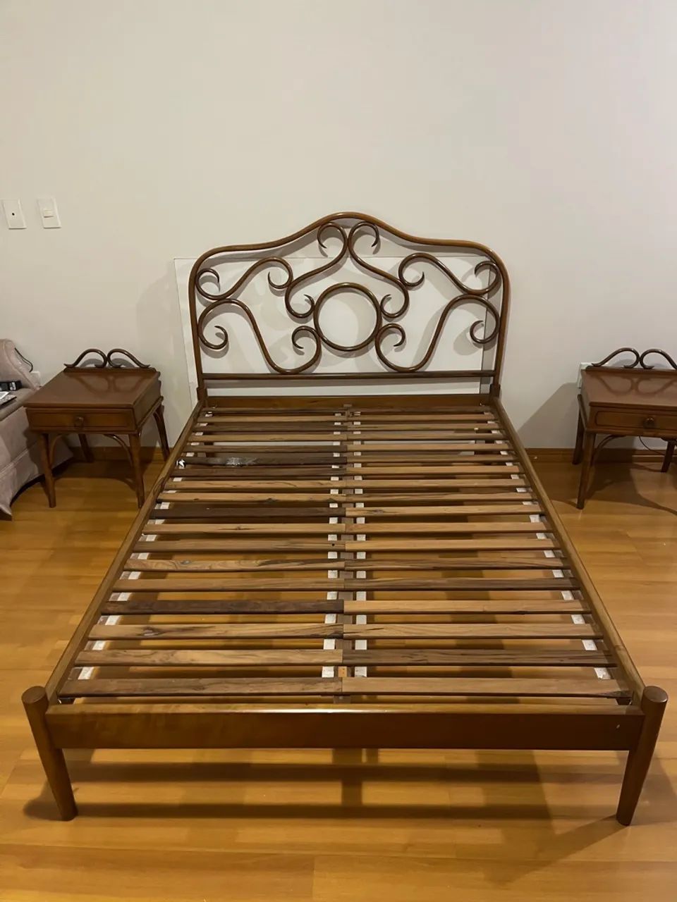 Cama Austriaca Thonet com mesas de cabeceira  - Foto 4