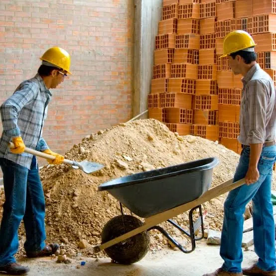 Vaga ajudante de obra com Moto