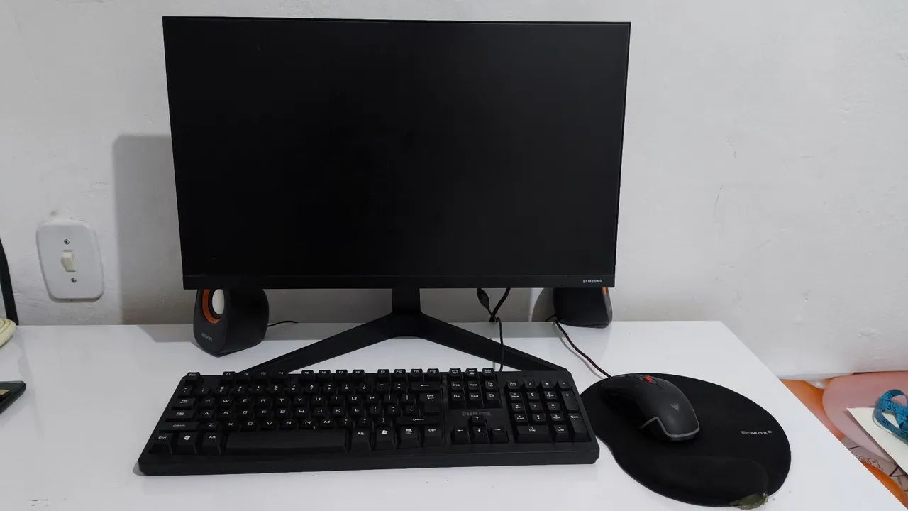 Computador com Monitor, Teclado e Mouse