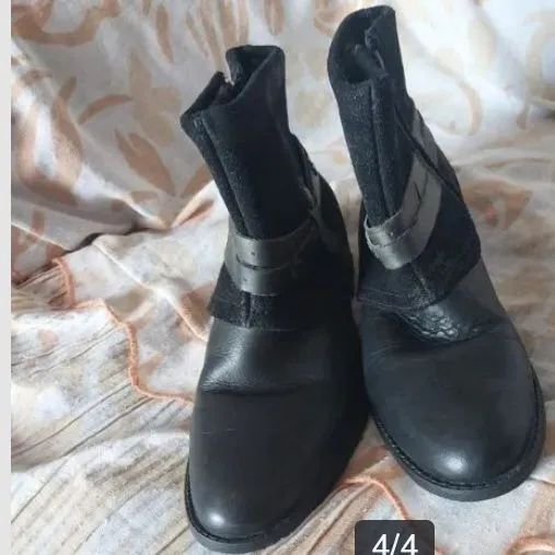 Botas de couro pretas