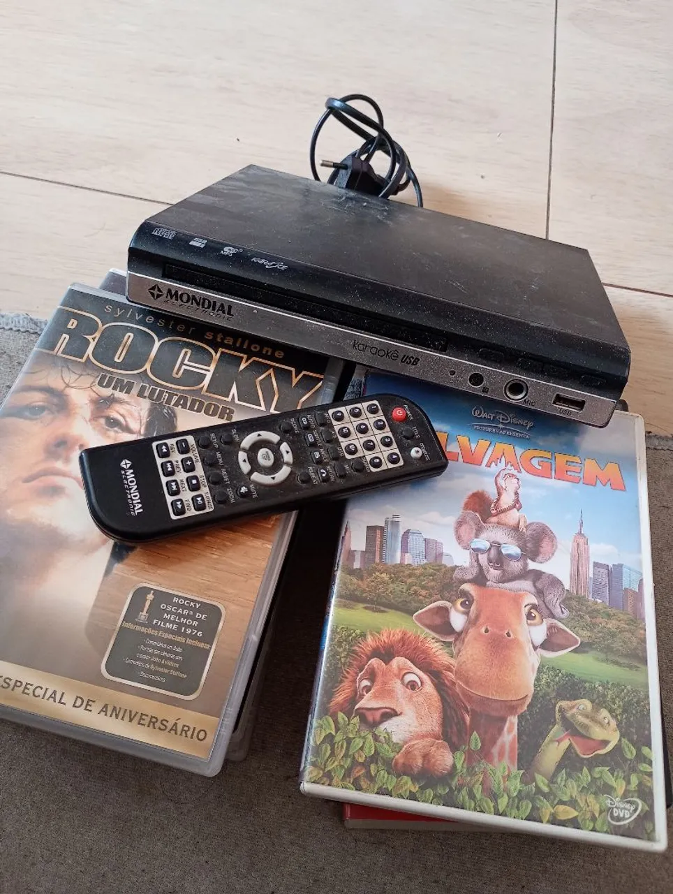 DVD Player Mondial + Filmes Rocky e Selvagem