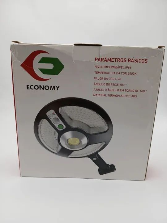 Luminária solar com sensor de movimento e controle remoto.