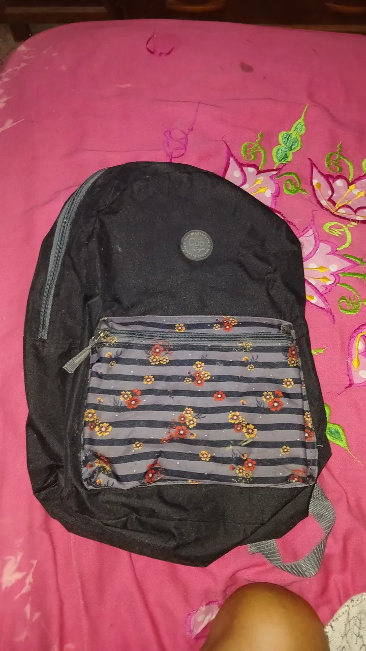 Mochila preta com detalhes florais