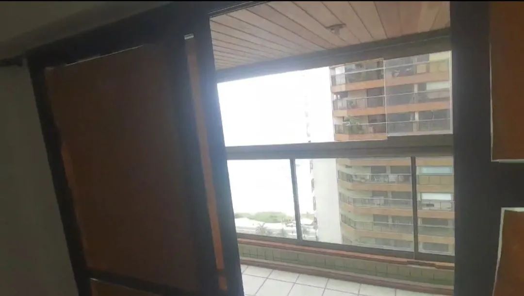 Porta pra sala e janela toda de vidro - Foto 2