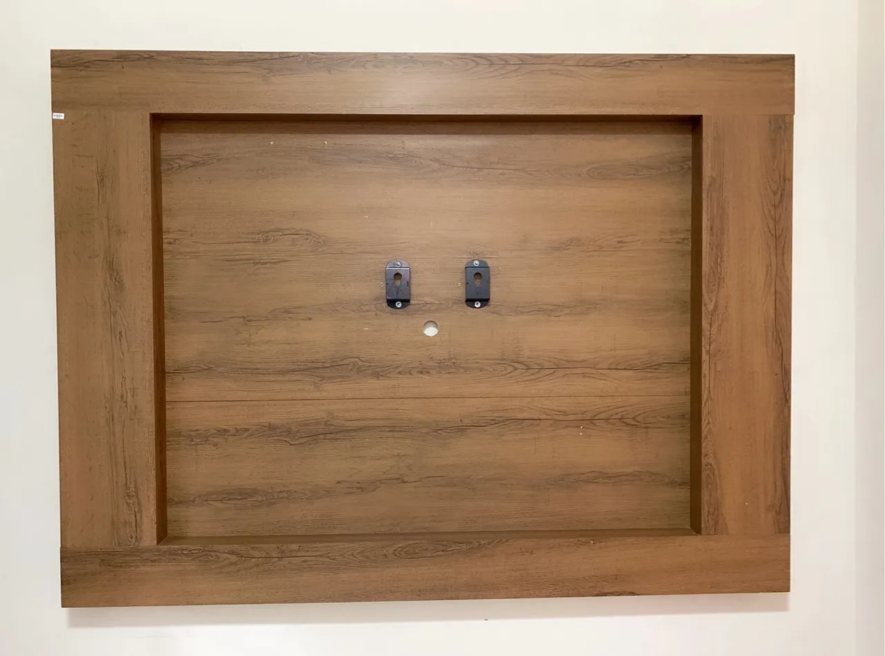 Painel para TV com suporte e acabamento em madeira