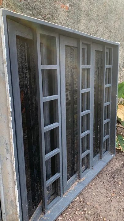 Porta de Ferro com Detalhes em Vidro - Foto 3