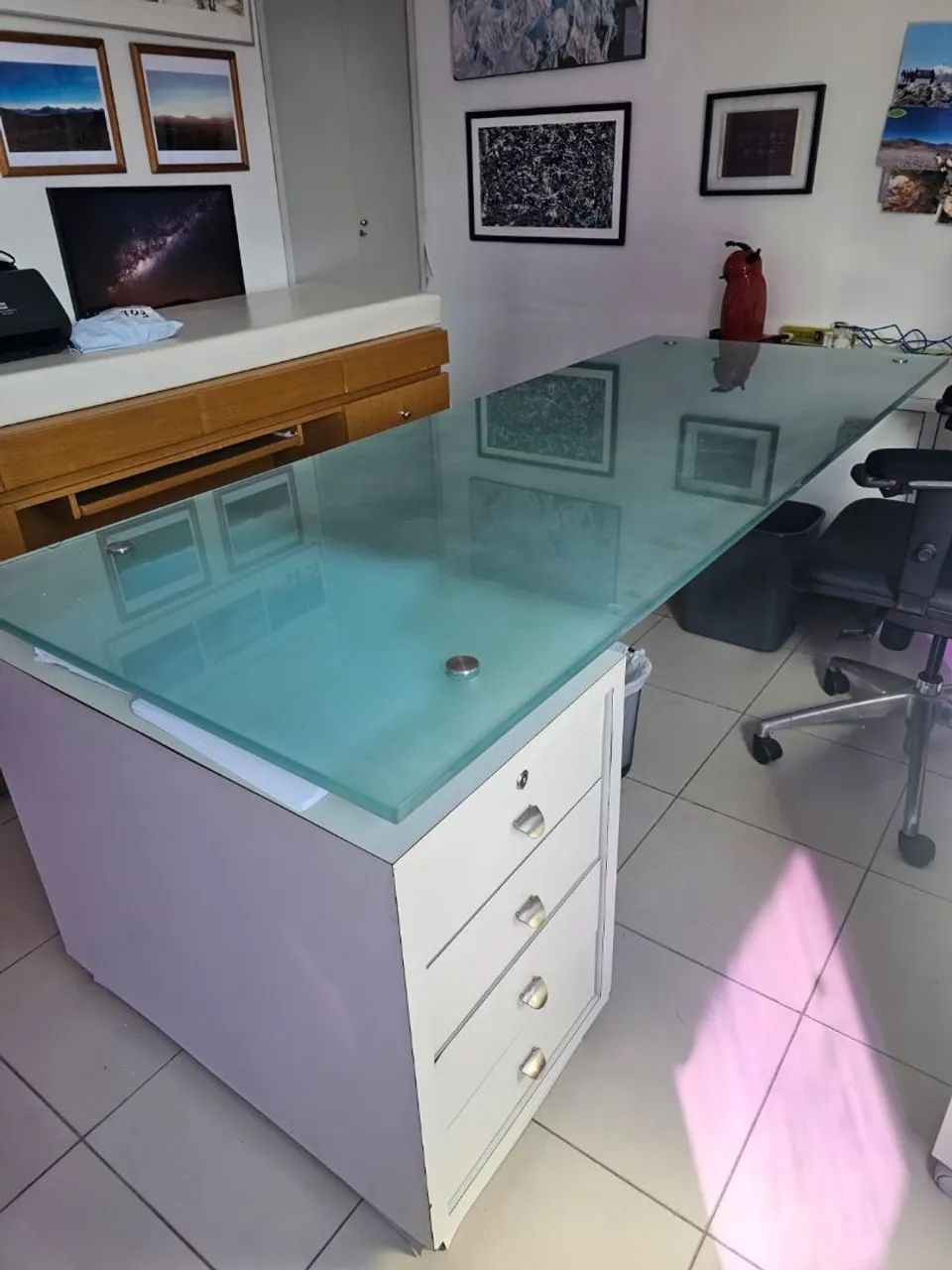 Mesa de vidro com gaveteiro