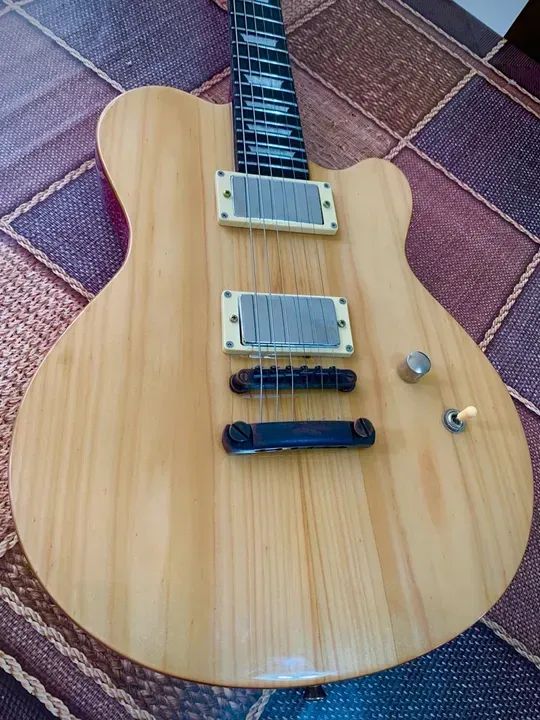 Guitarra seminova, já regulada, blindagem em cobre, excelente sustainer estado de nova