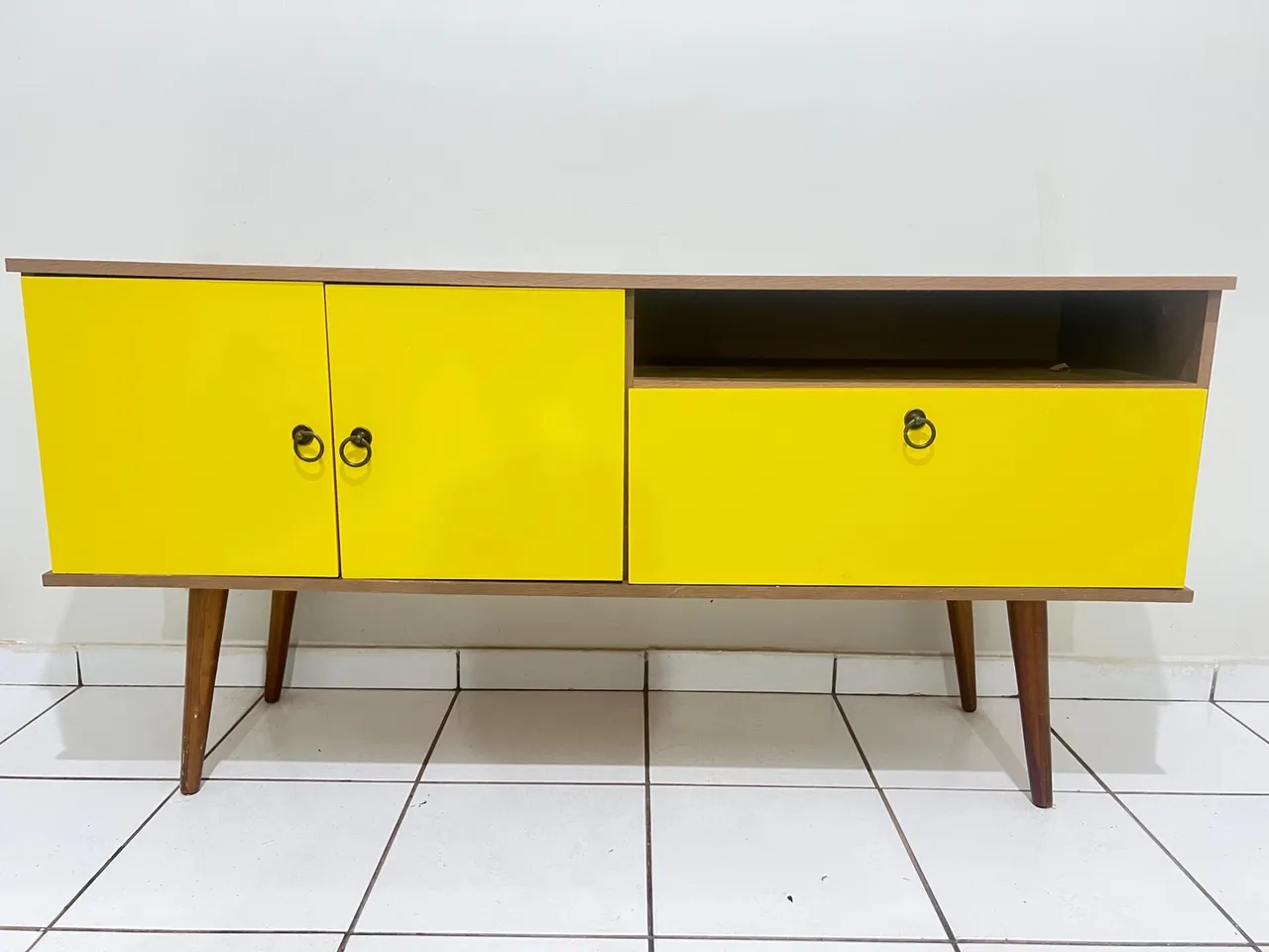Móvel Retrô Amarelo com Pés Palito - Design Vintage