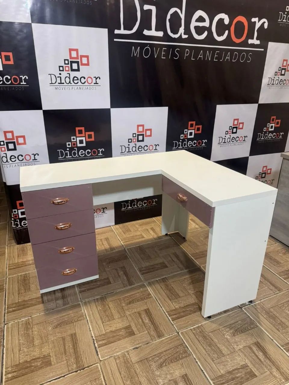 Desk with seashell-shaped drawer pull65171916832641120