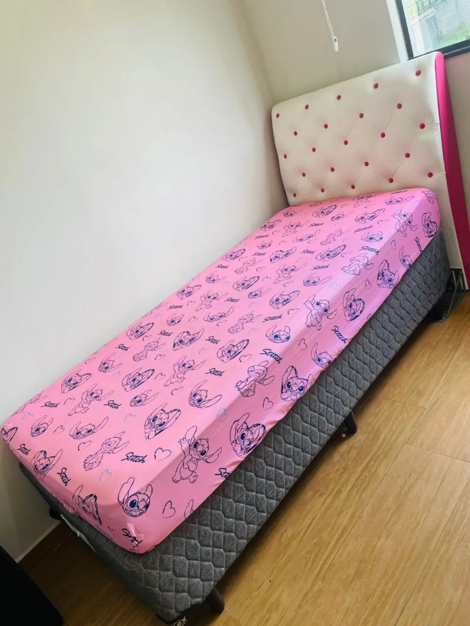 Cama de solteiro com roupa de cama Stitch