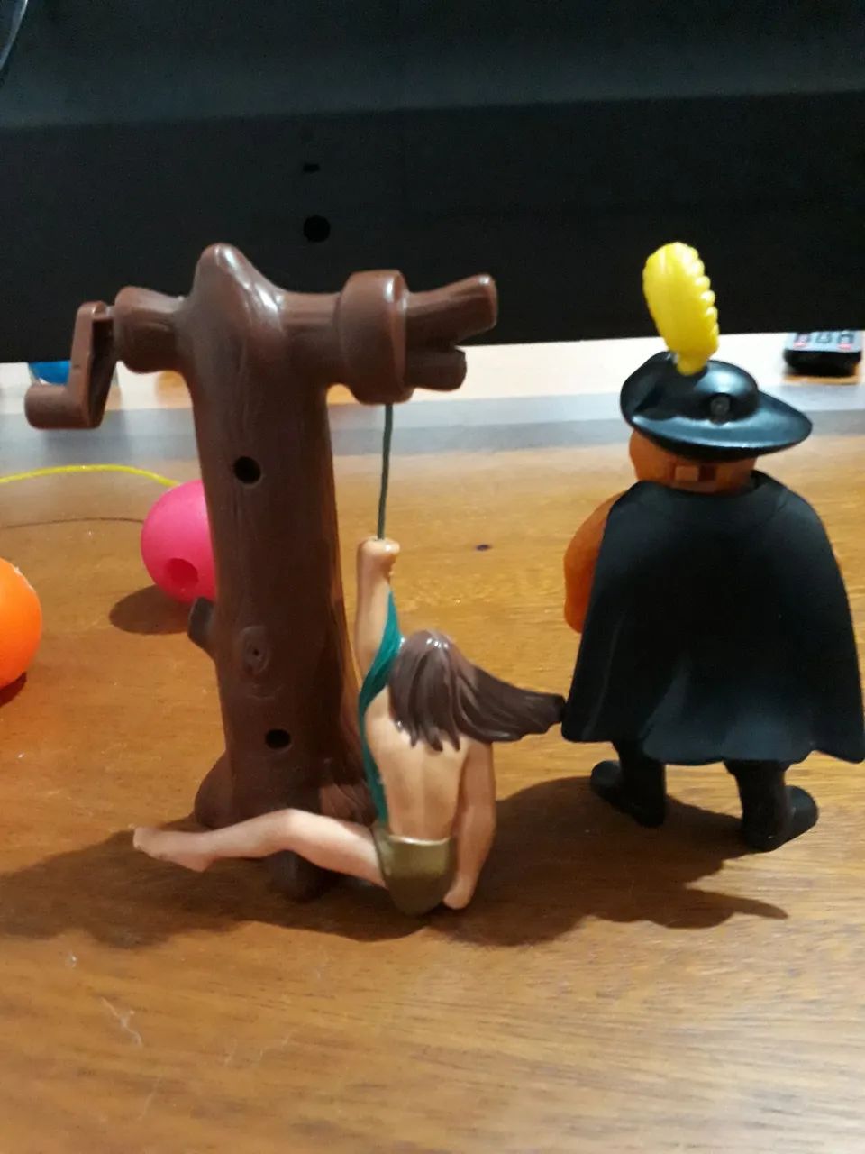 Bonecos Tarzan e o gato de botas - Disney - Foto 2