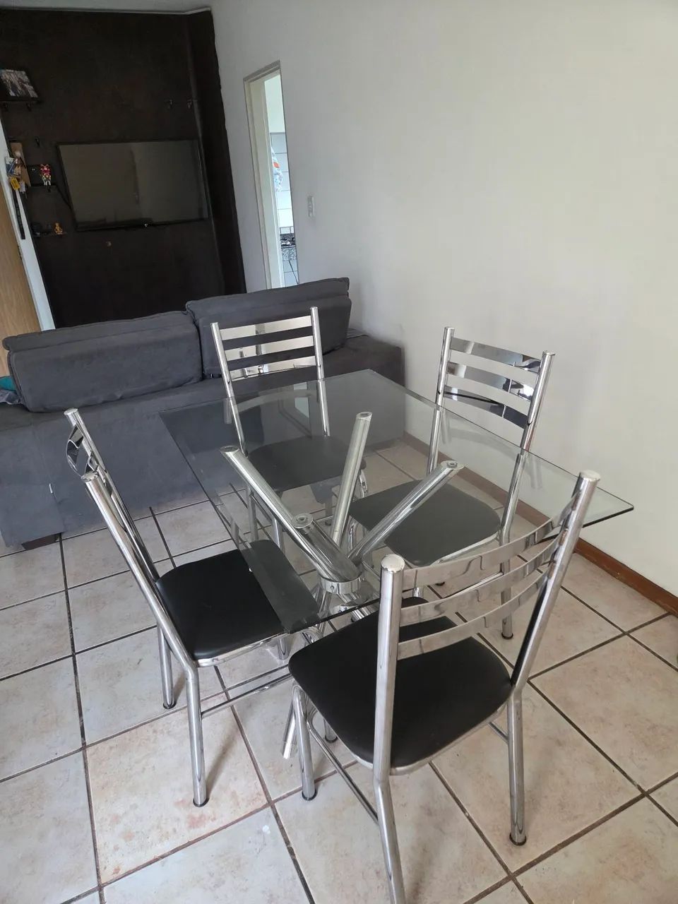 Mesa de vidro com 4 cadeiras  - Foto 2