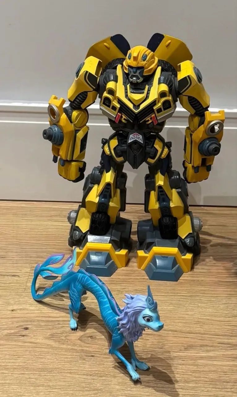 Brinquedos (Transformers e Raya)